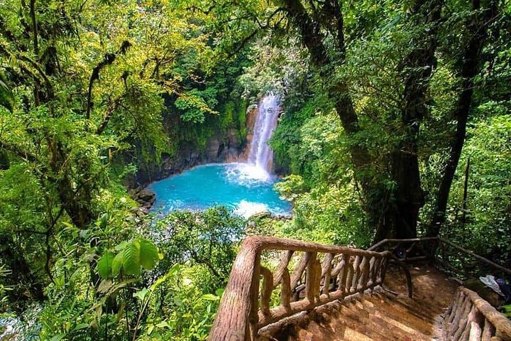 RIO CELESTE FLOD: Tubing+Regnskog+Djurliv+Vattenfall+Active Volcano (PRIVAT)