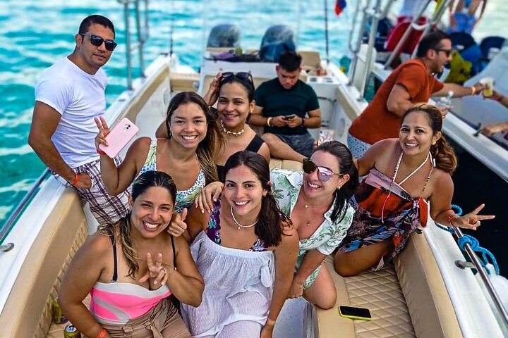 Marmows Tour Privado en Barco Día Completo en San Andrés islas