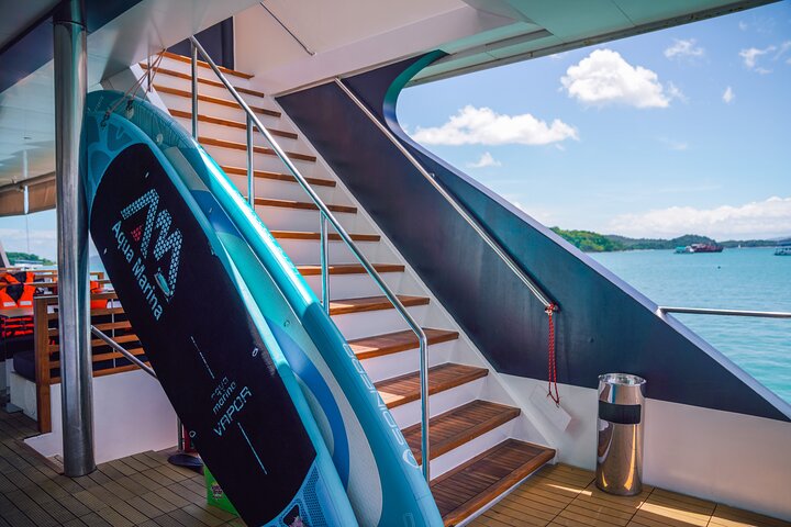 Barco de luxo para as Ilhas James Bond com almoço e jantar ao pôr do sol