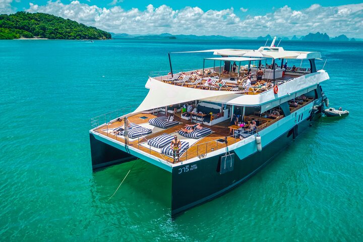 Barco de luxo para as Ilhas James Bond com almoço e jantar ao pôr do sol