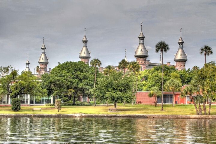 Geführte Tampa-Sightseeing-Tour in einem Deluxe-Golfwagen mit Straßenzulassung