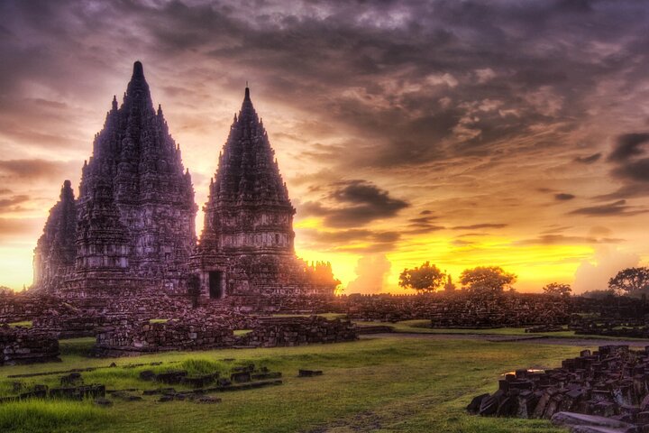 Subida a la cima del templo de Borobudur y templo de Prambanan: tour de 1 día