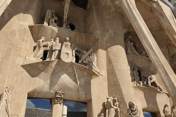 Sagrada Familia English Guided Tour and Optional Tower Access