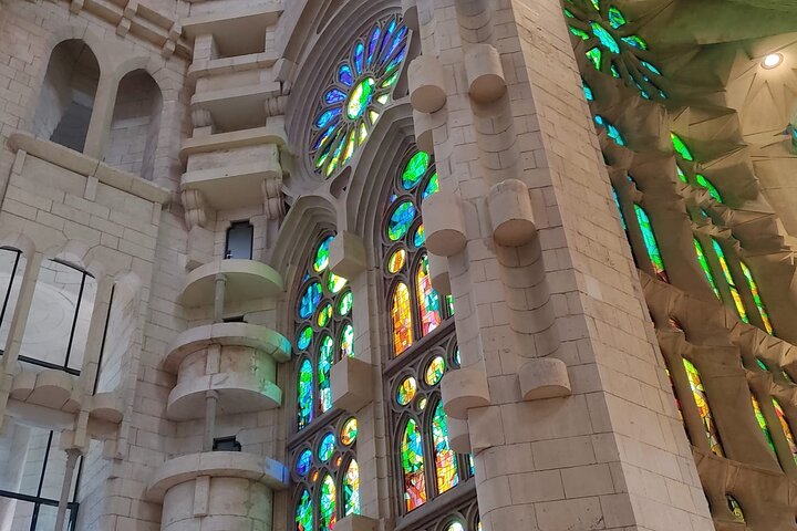 Sagrada Familia English Guided Tour and Optional Tower Access
