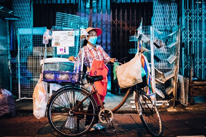Bangkok Backstreets Food Tour with 15+ Tastings