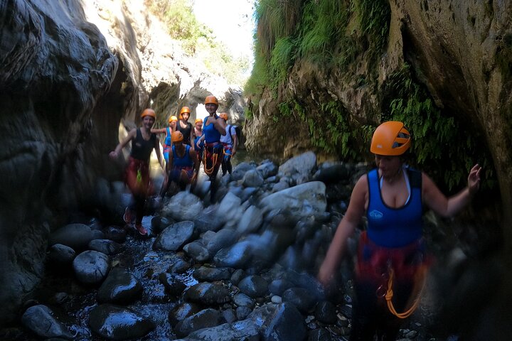 Von Estepona: Geführte Canyoning-Tour auf dem Fluss Guadalmina