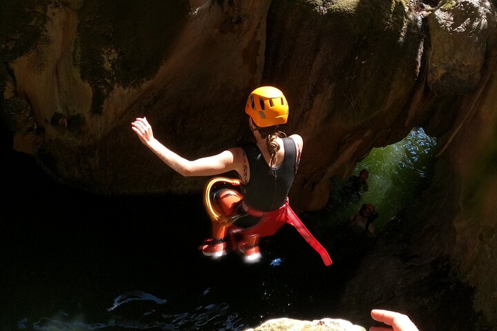Von Estepona: Geführte Canyoning-Tour auf dem Fluss Guadalmina