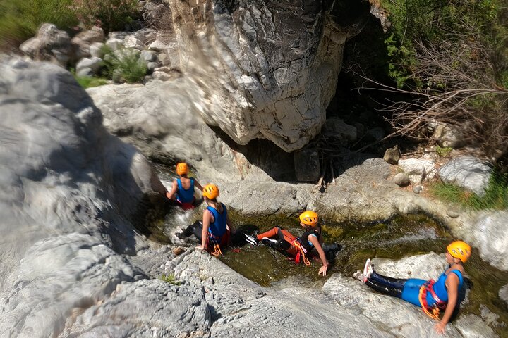 Von Estepona: Geführte Canyoning-Tour auf dem Fluss Guadalmina