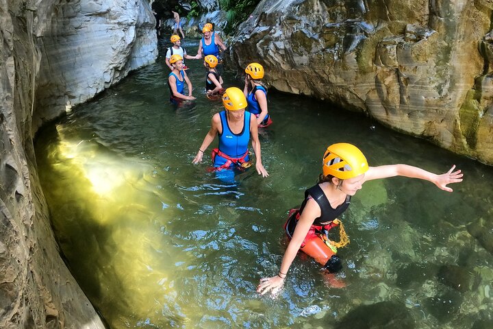 Von Estepona: Geführte Canyoning-Tour auf dem Fluss Guadalmina