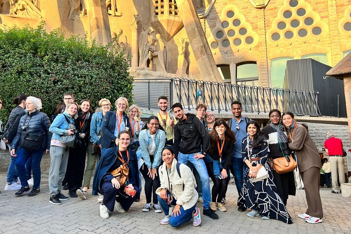 Sagrada Familia English Guided Tour and Optional Tower Access