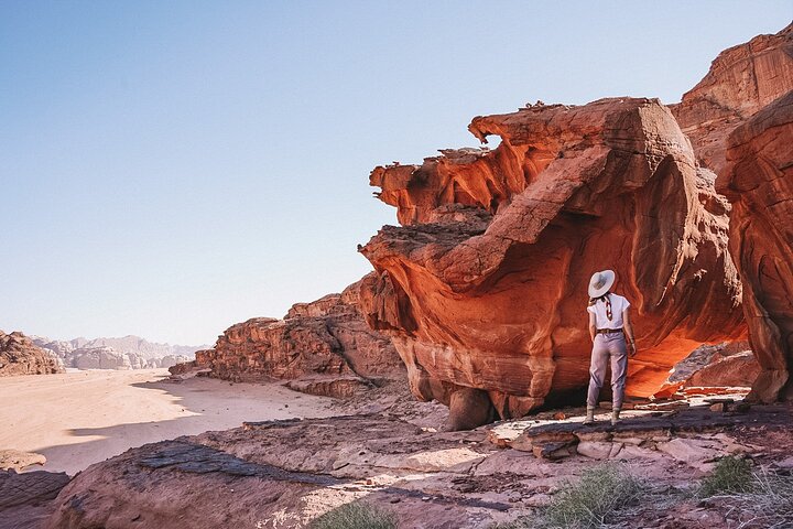 Wadi Rum: Explorer Jeep Tour PASS + lokaal eten + optioneel verblijf