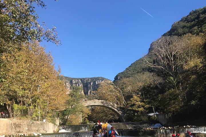 Forsränning i nationalparken Vikos Gorge med goprofilmning