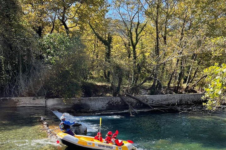 Forsränning i nationalparken Vikos Gorge med goprofilmning