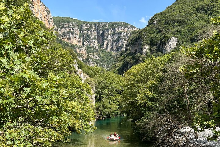 Forsränning i nationalparken Vikos Gorge med goprofilmning