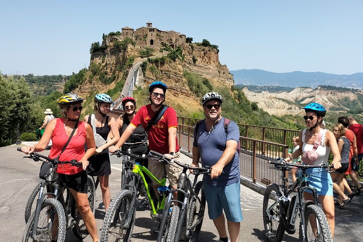 Expérience en vélo électrique en petit groupe d'Orvieto à Civita avec déjeuner