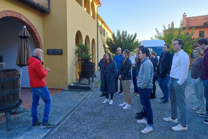 Privé wijntour door de magische heuvels van Lucca met een sommelier.
