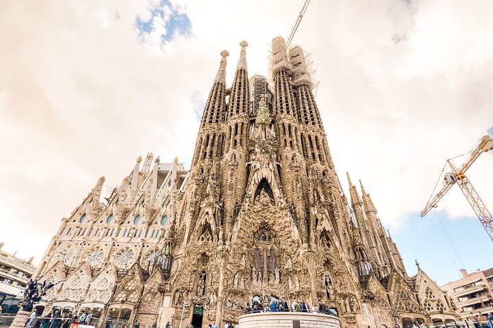 Barcelona all included: Sagrada, Park Guell, Montjuic & Gothic