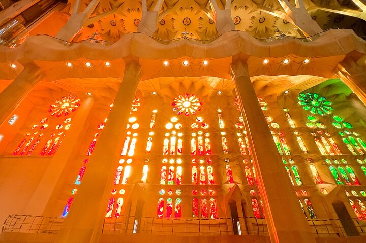 Barcelona all included: Sagrada, Park Guell, Montjuic & Gothic
