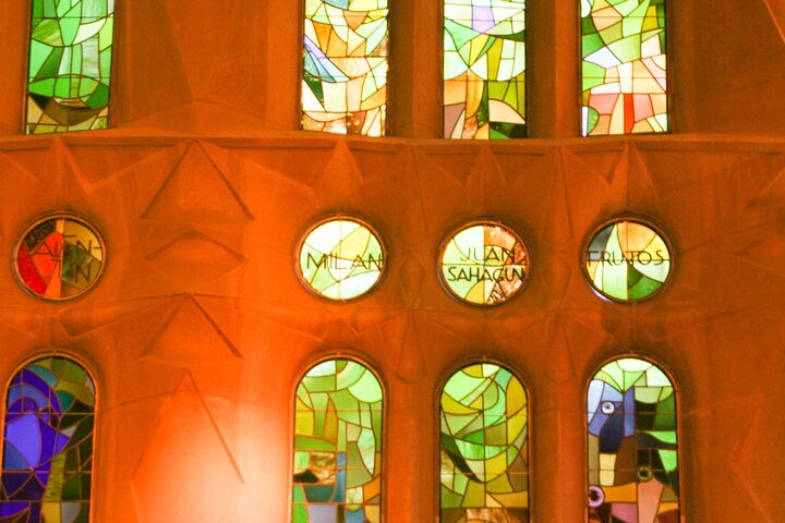 Barcelona all included: Sagrada, Park Guell, Montjuic & Gothic