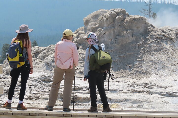 Excursão de caminhada de 6 milhas no gêiser em Yellowstone com almoço