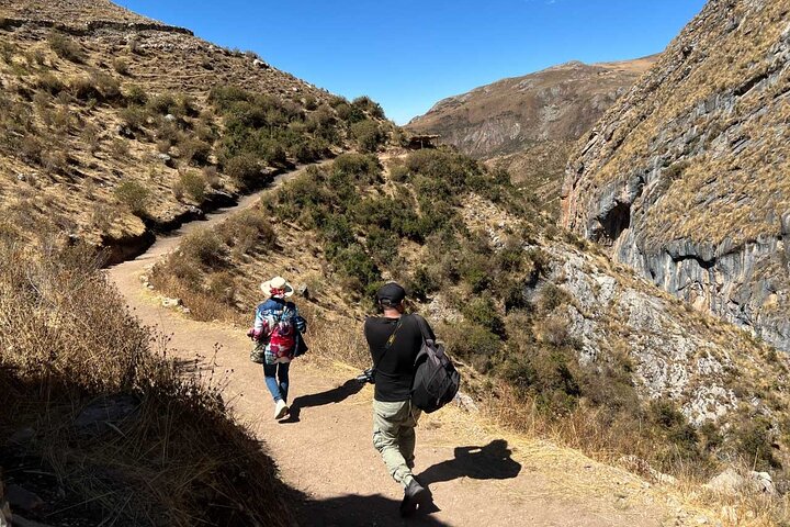 Türkisfarbenes Wasser von Millpu + Wasserfälle und Landschaften – Ayacucho