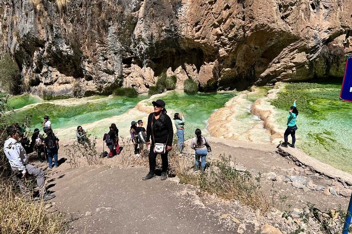 Türkisfarbenes Wasser von Millpu + Wasserfälle und Landschaften – Ayacucho