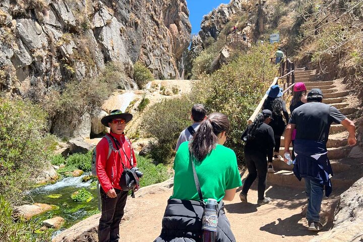 Türkisfarbenes Wasser von Millpu + Wasserfälle und Landschaften – Ayacucho