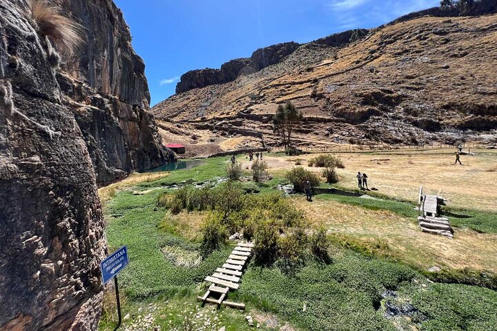 Türkisfarbenes Wasser von Millpu + Wasserfälle und Landschaften – Ayacucho