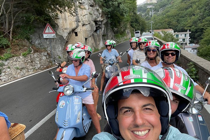 Autentisk Vespa Tour af Amalfikysten Positano og Ravello besøg