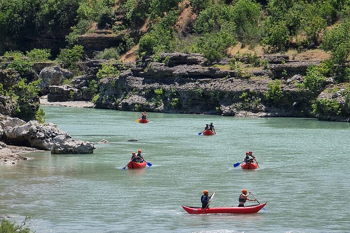 Geweldige Rafting-ervaring op de Last Wild Vjosa-rivier van Europa in Permet, Albanië