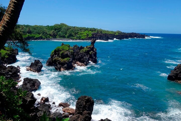 Route vers la forêt tropicale de Hana, la plage de sable noir, les cascades et le déjeuner