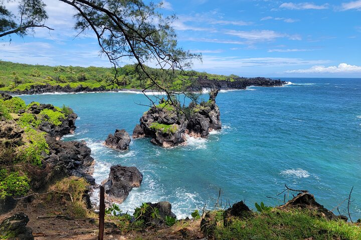 Route vers la forêt tropicale de Hana, la plage de sable noir, les cascades et le déjeuner