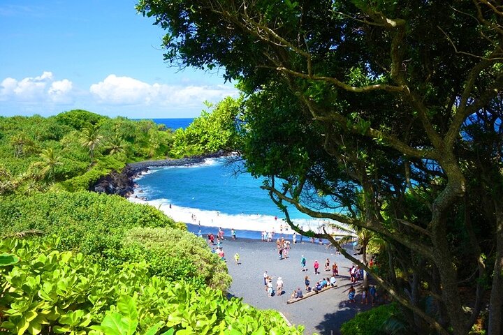 Route vers la forêt tropicale de Hana, la plage de sable noir, les cascades et le déjeuner