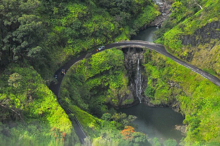 Route vers la forêt tropicale de Hana, la plage de sable noir, les cascades et le déjeuner