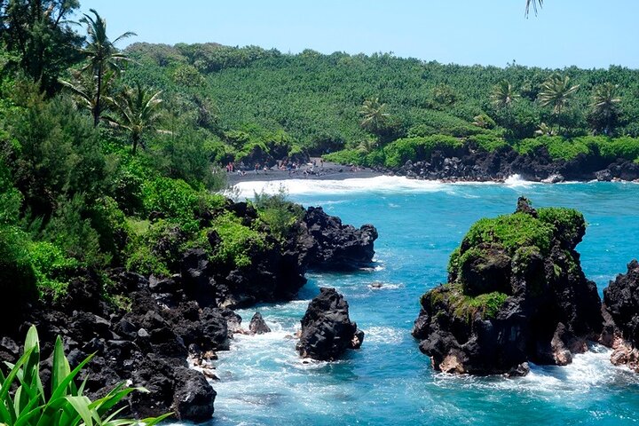 Route vers la forêt tropicale de Hana, la plage de sable noir, les cascades et le déjeuner