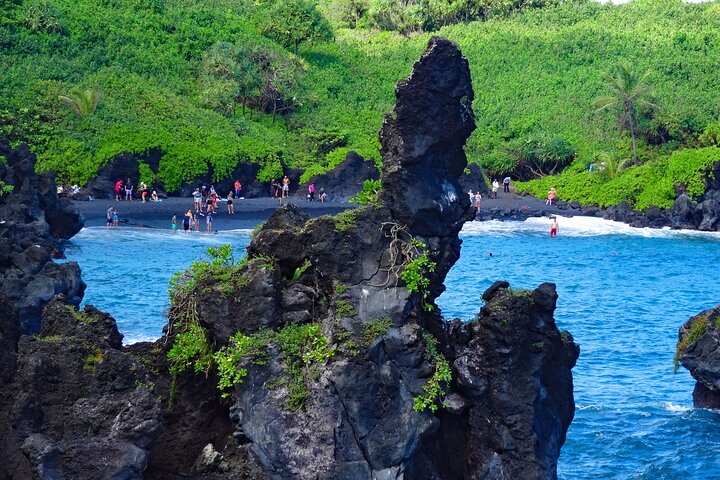 Route vers la forêt tropicale de Hana, la plage de sable noir, les cascades et le déjeuner