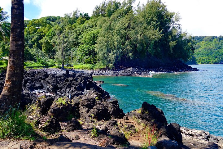 Route vers la forêt tropicale de Hana, la plage de sable noir, les cascades et le déjeuner