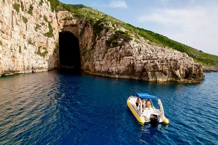 Excursão de barco privado em Vlore para Haxhi Ali Cave & Karaburun Beach