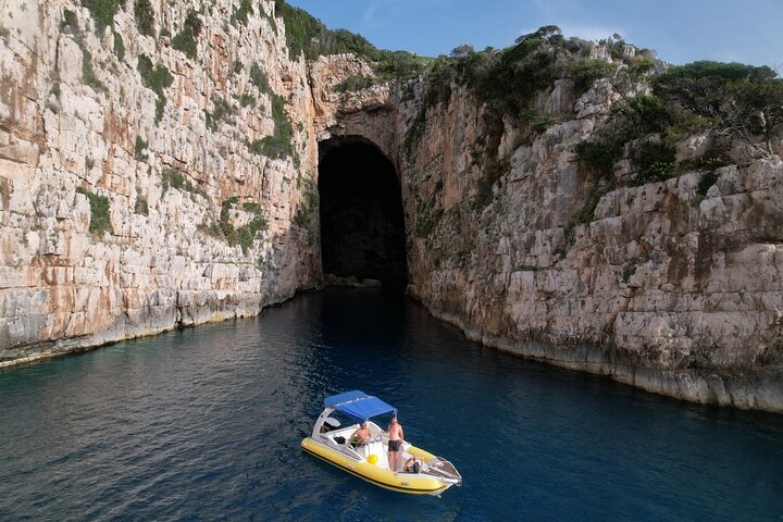 Excursão de barco privado em Vlore para Haxhi Ali Cave & Karaburun Beach