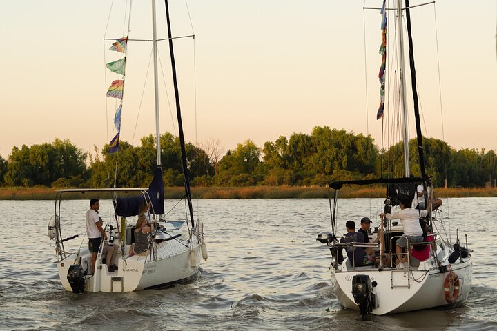 Sejl ned af Río de la Plata med en god vin og lyt til argentinsk tango.