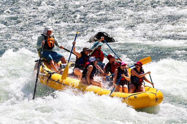 Ganztägige Wildwasser-Raftingtour auf dem Salmon River mit Mittagessen