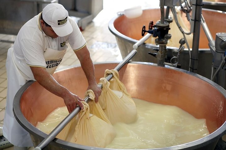 Discover Parma’s Flavors: Parmigiano & Prosciutto Food Tour