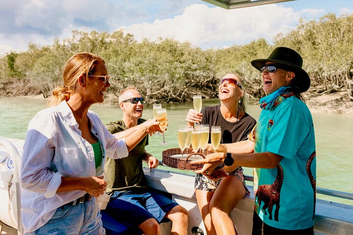 DINOSAUR AVONTUURCRUISE - Met tapas en cocktails aan het strand