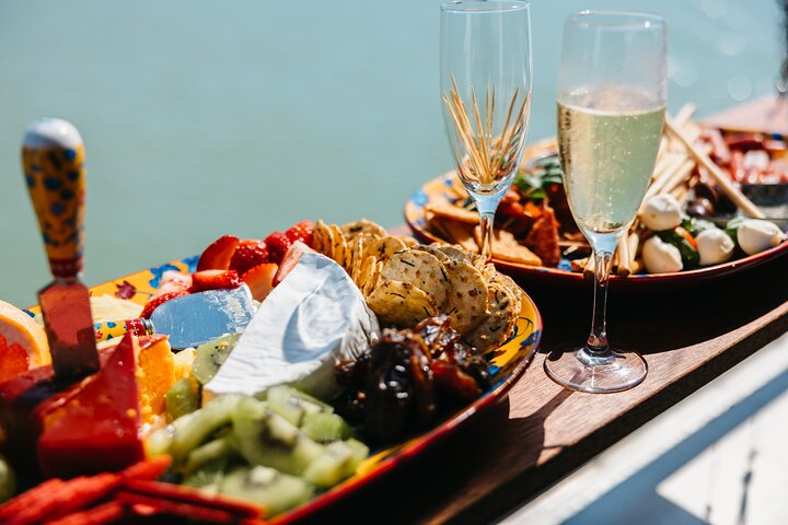 DINOSAUR AVONTUURCRUISE - Met tapas en cocktails aan het strand