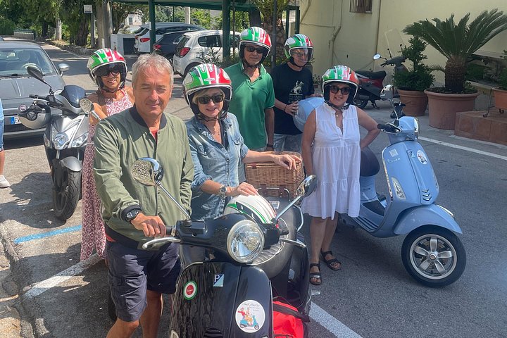 Autentisk Vespa Tour af Amalfikysten Positano og Ravello besøg