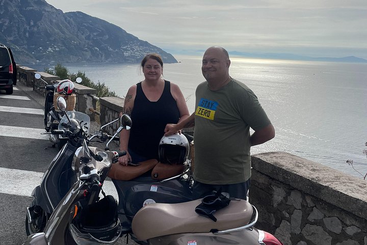 Autentisk Vespa Tour af Amalfikysten Positano og Ravello besøg