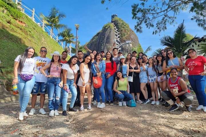 Excursão de um dia inteiro a Guatapé, incluindo Piedra del Peñol, com refeições e passeio de barco.