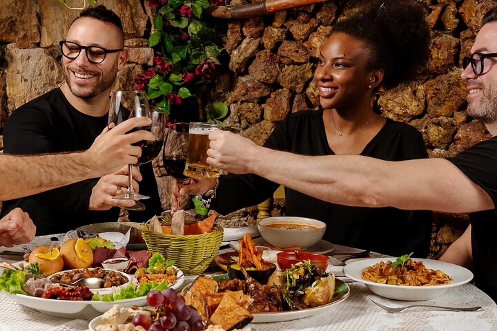 Espectáculo nocturno de folclore en un restaurante tradicional maltés incl. Transferencias