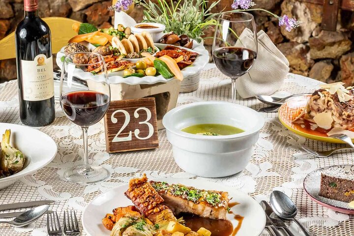 Espectáculo nocturno de folclore en un restaurante tradicional maltés incl. Transferencias