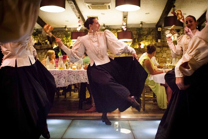 Espectáculo nocturno de folclore en un restaurante tradicional maltés incl. Transferencias